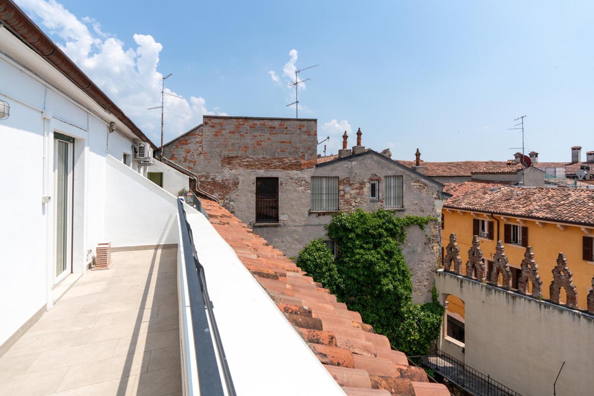Palazzo Delle Guglie By Postcardsfrom Aparthotel Verona Exterior photo