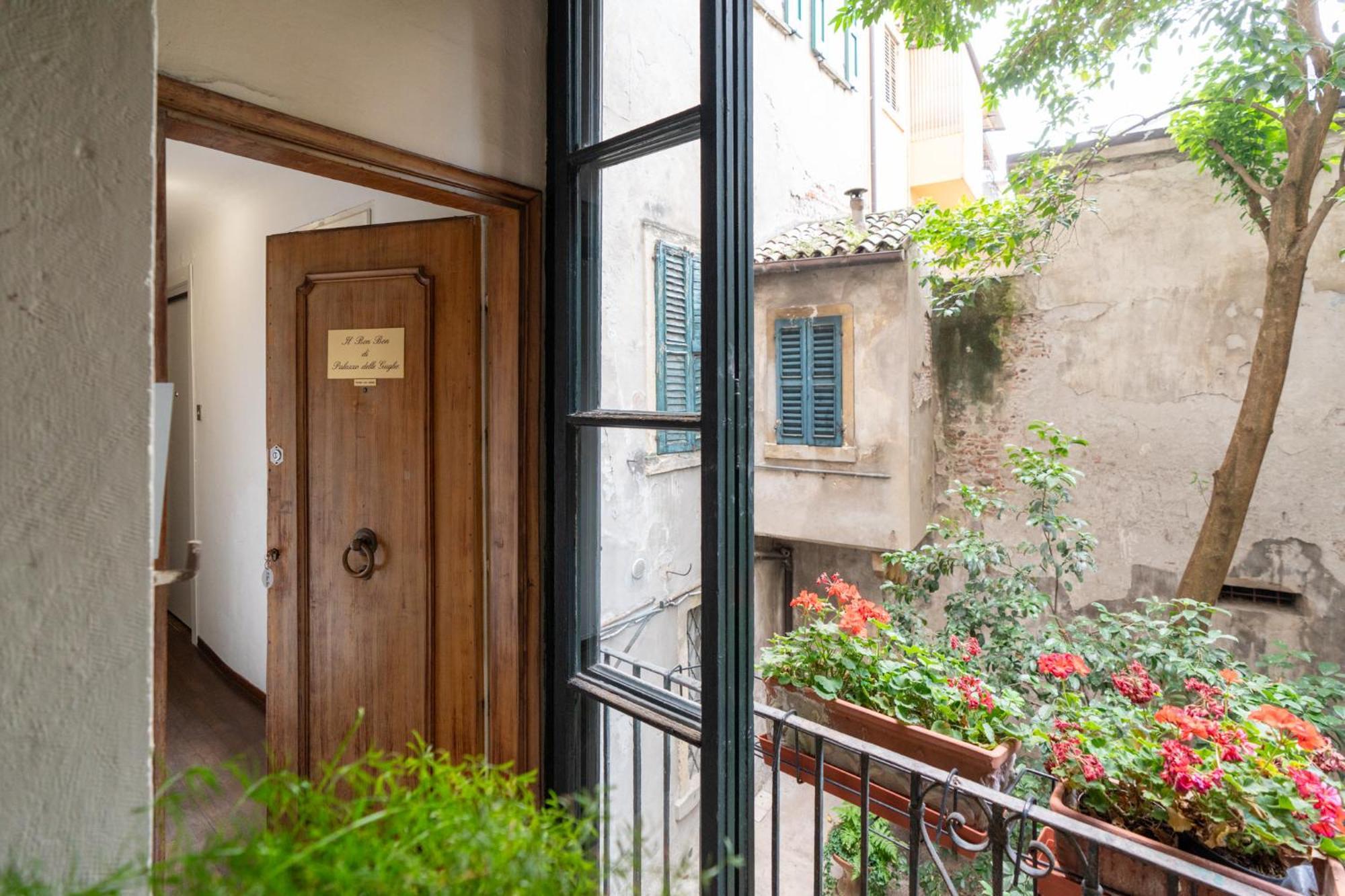 Palazzo Delle Guglie By Postcardsfrom Aparthotel Verona Exterior photo