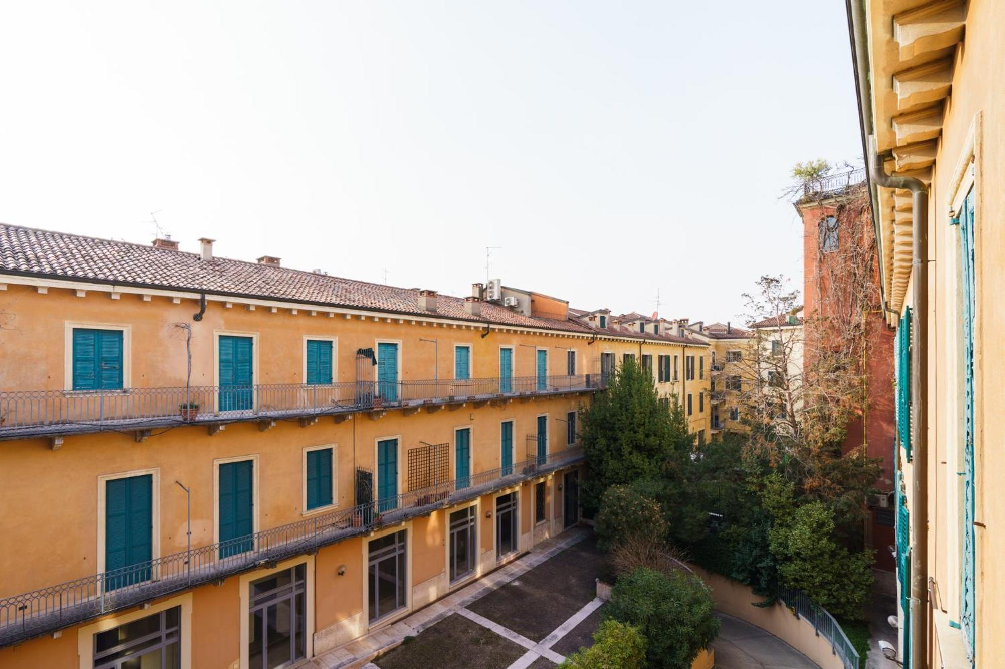 Palazzo Delle Guglie By Postcardsfrom Aparthotel Verona Exterior photo